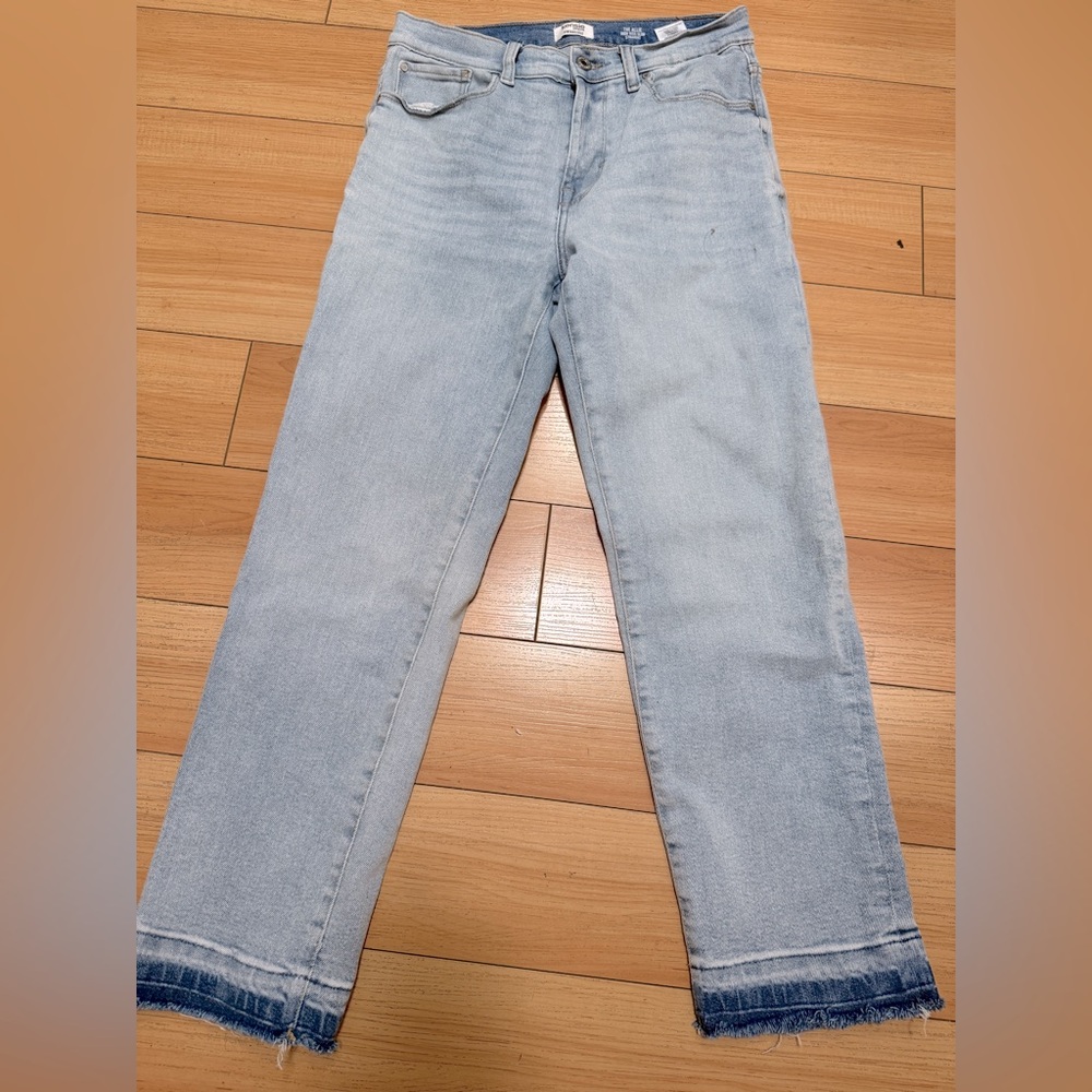 Kensie Light Blue Straight Leg Jeans with Frayed Hem